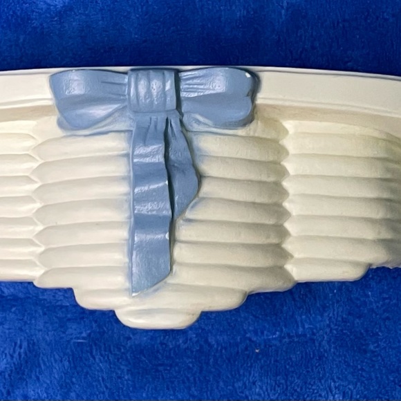 VINTAGE 1987 Burwood Product of White Shelf looking like Whicker with Blue Bow. - Picture 1 of 9